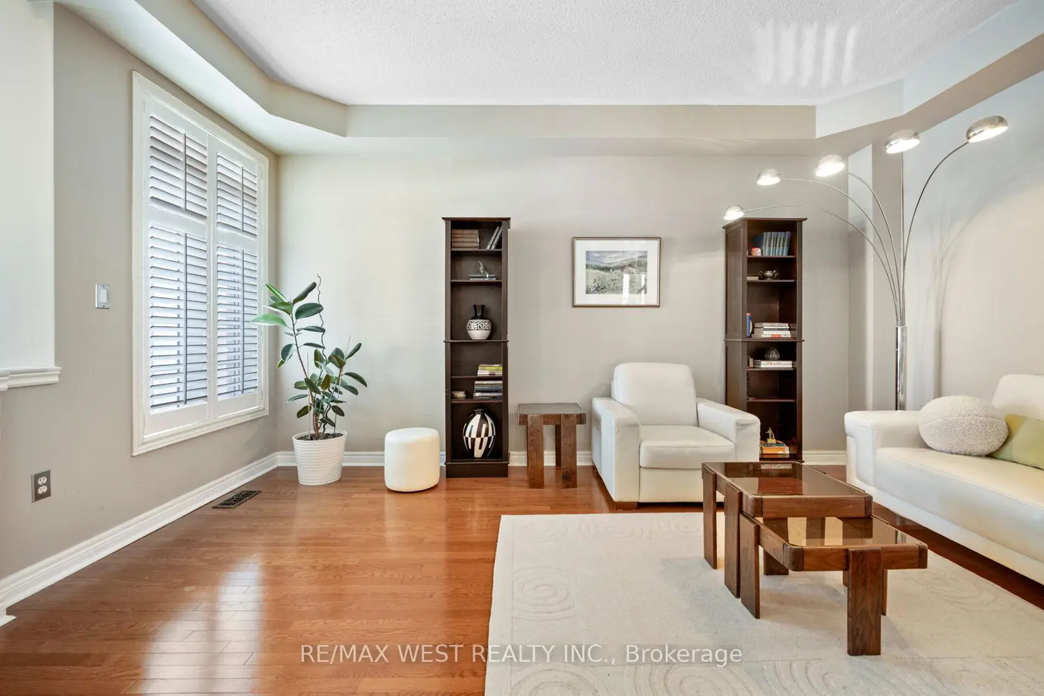 3374 Artesian Drive photo 2