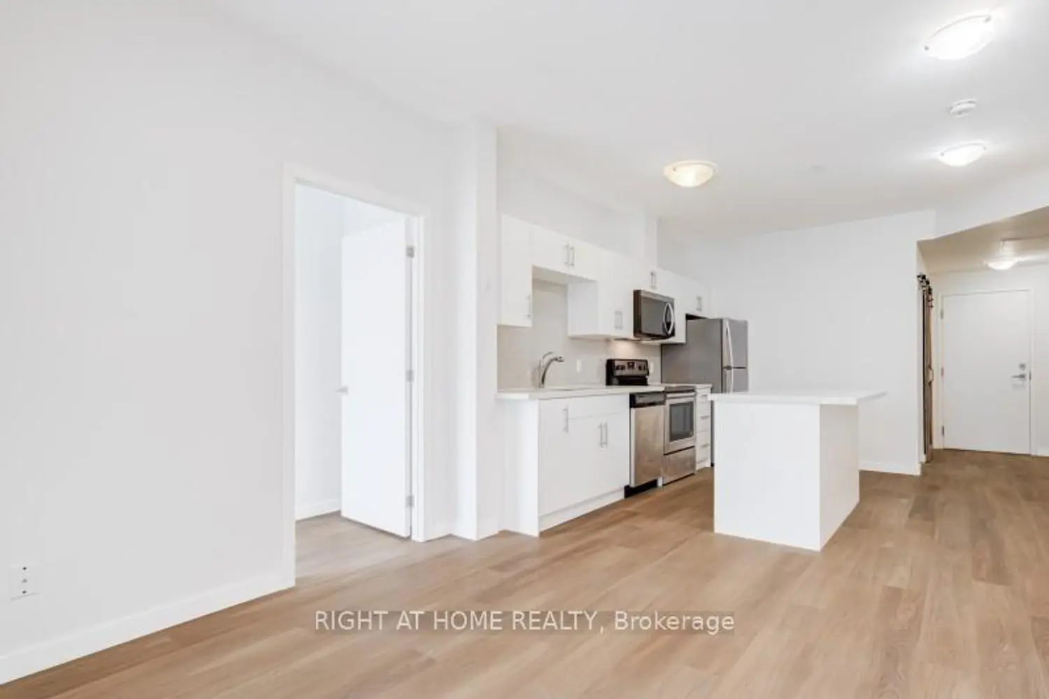 690 King Street 218 photo 5