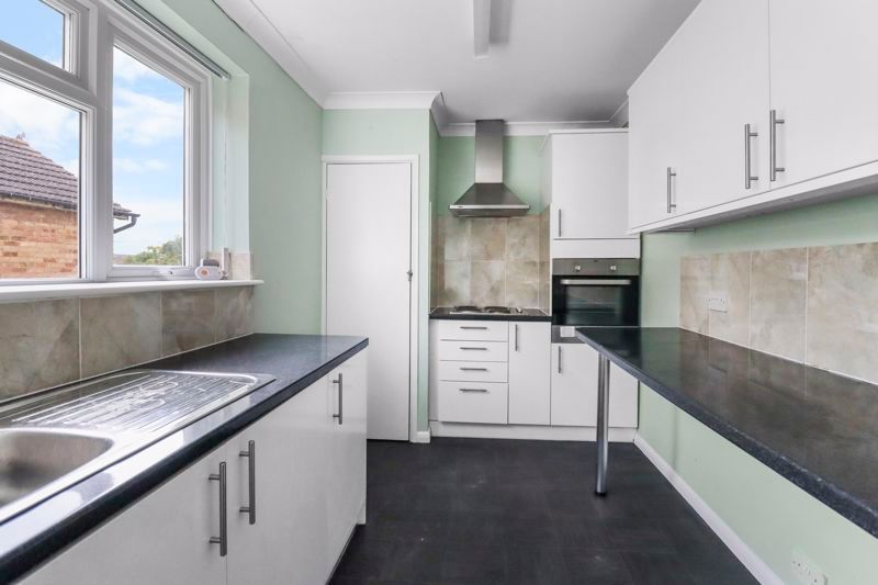 2 bed flat for saleYork Road, Rayleigh SS6 photo 3