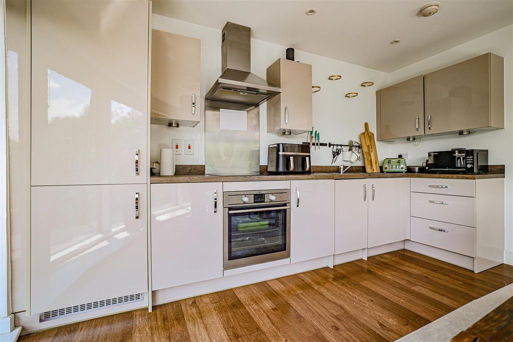 Additional image 5 of 2 bed flat for saleThe Embankment, Nash Mills Wharf, Hemel Hempstead HP3