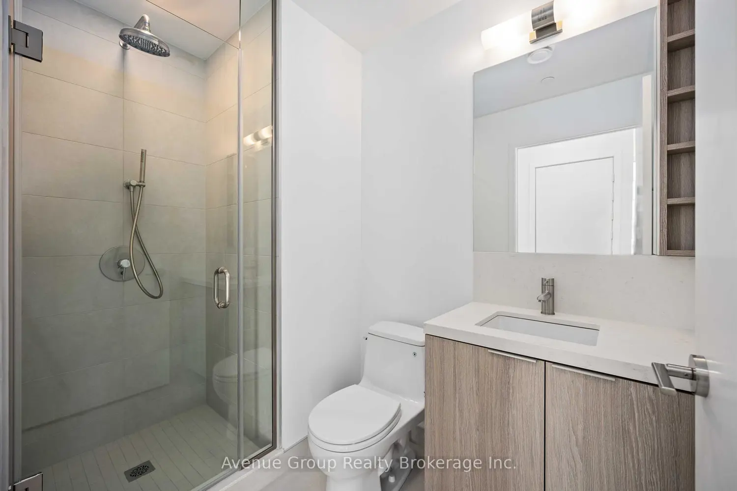 2020 Bathurst Street 827 photo 4