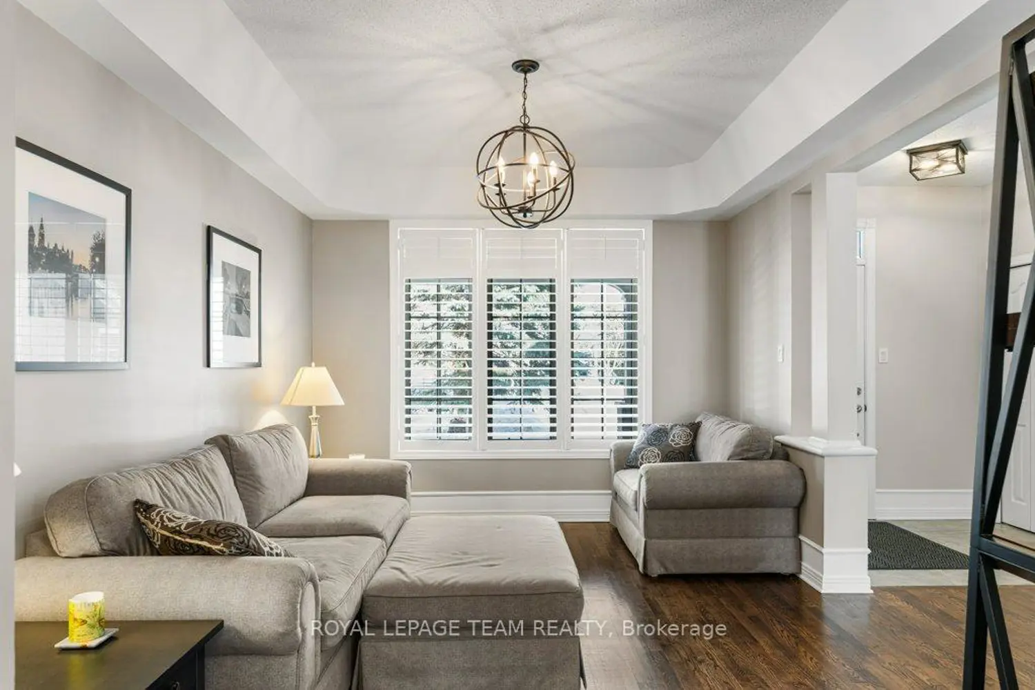 8 Thunderbird Crescent photo 3