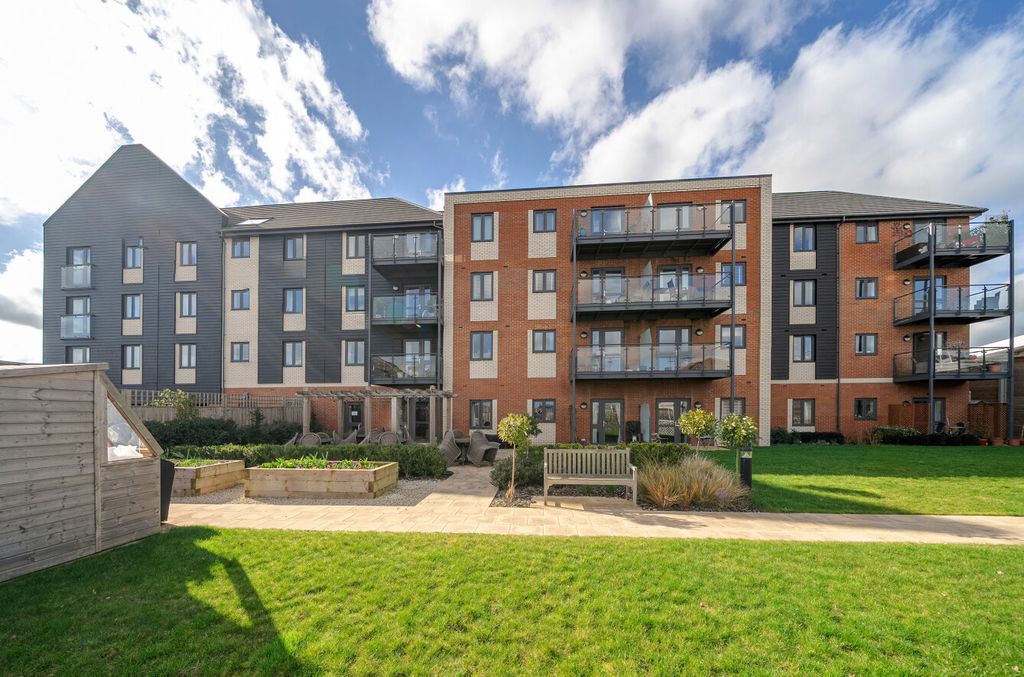 2 bed flat for saleRoslin Place, Station Road, Hook RG27