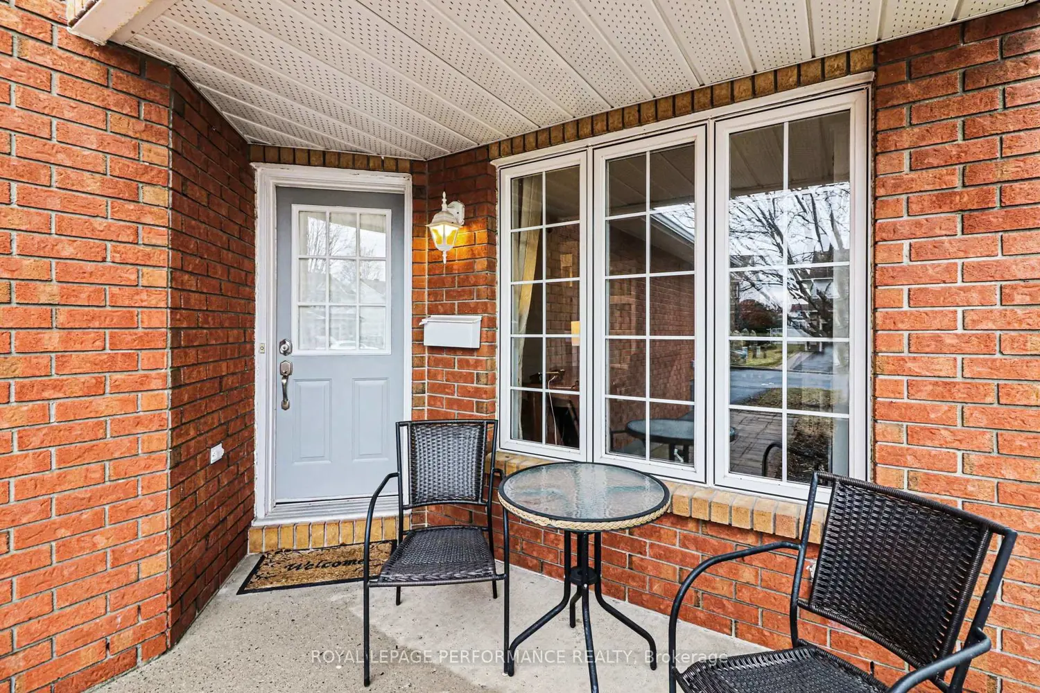 897 Paradise Crescent photo 2
