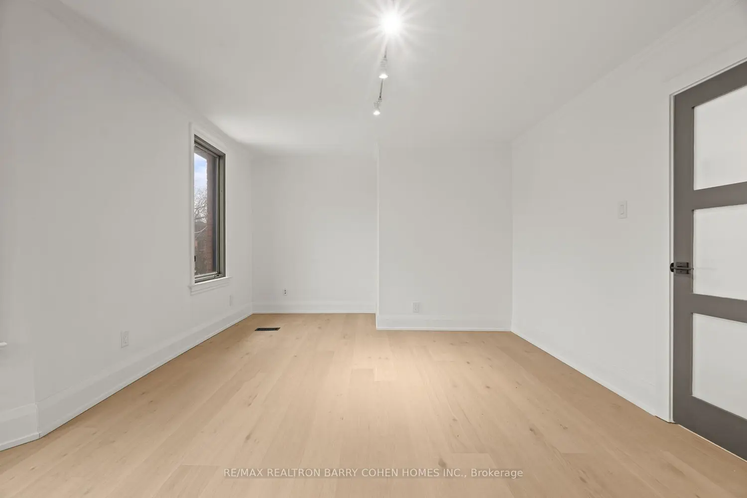 Additional image 10 of 231 Macpherson Avenue