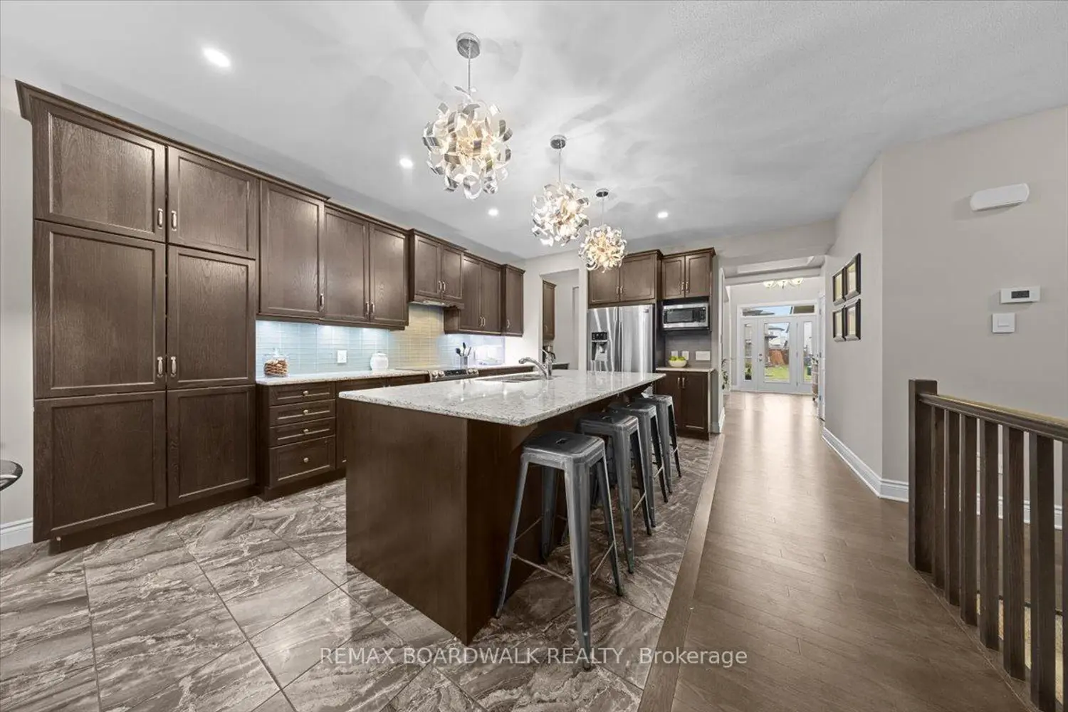 279 Sceptre Way photo 2