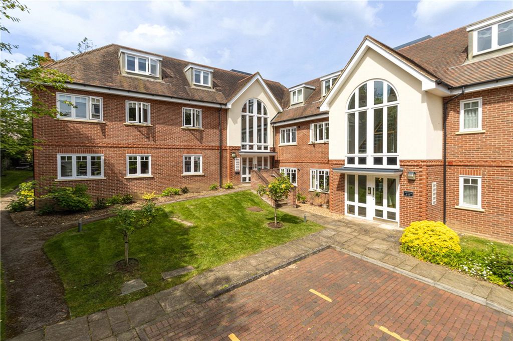 2 bed flat for saleLeyton Road, Harpenden, Hertfordshire AL5