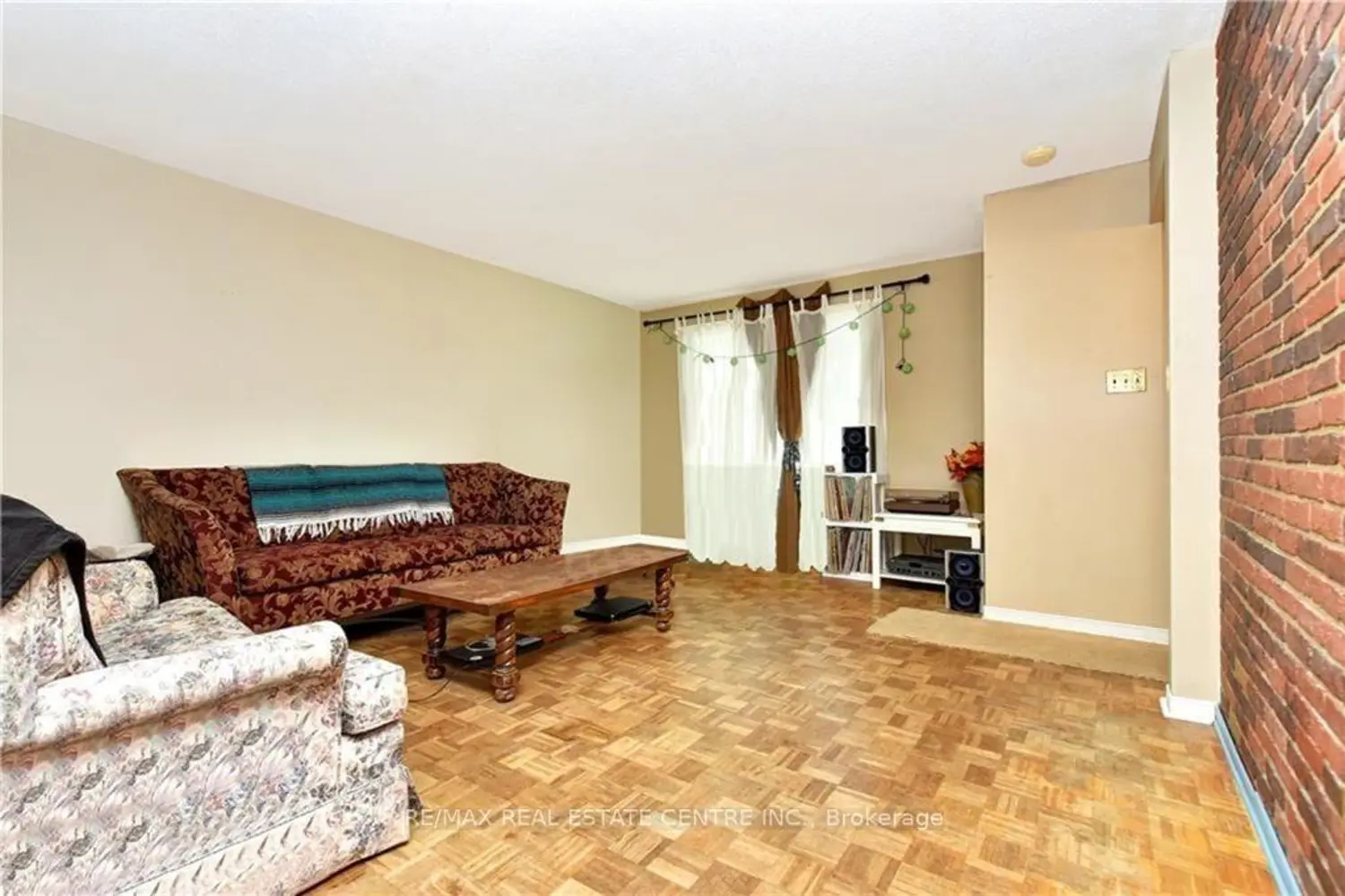 960 Meadowlands Drive photo 3