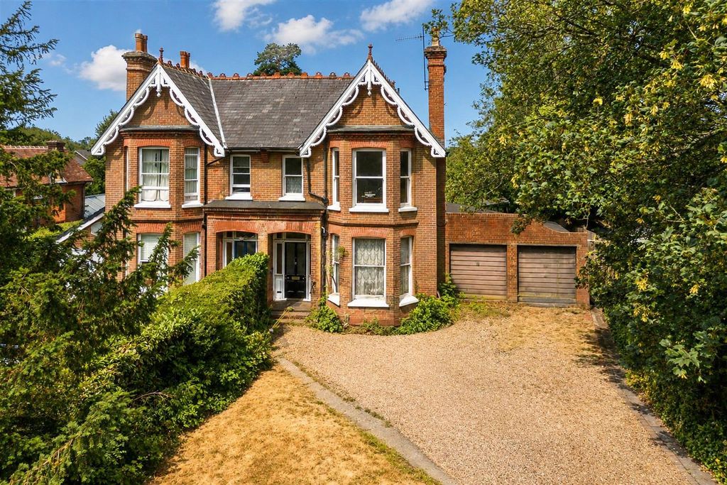 5 bed semi-detached house for saleMuster Green South, Haywards Heath RH16