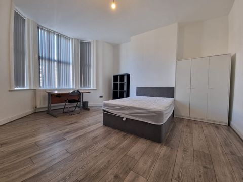 348 Dickenson Road M13