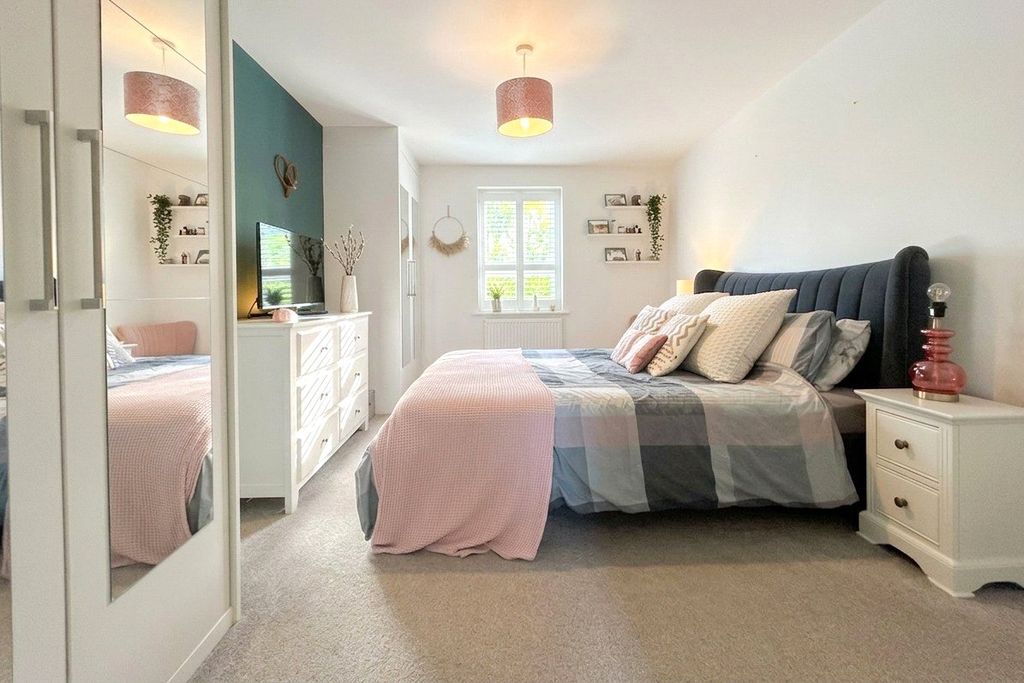 Additional image 5 of 5 bed detached house for saleViney Close, Hook, Hampshire RG27