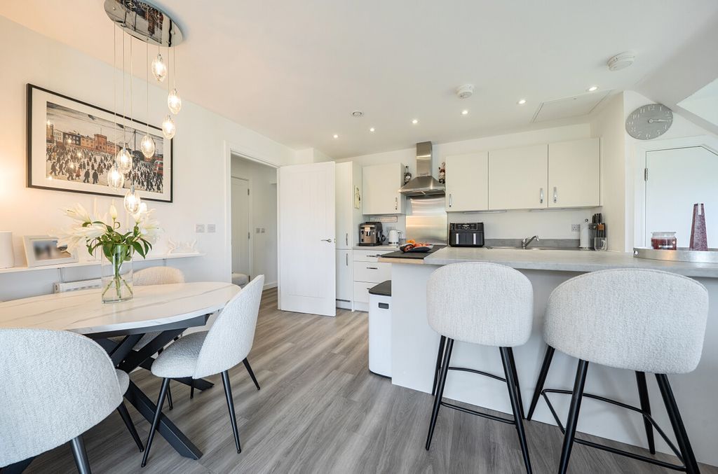 Additional image 6 of 2 bed flat for saleStation Road, Hook, Hampshire RG27