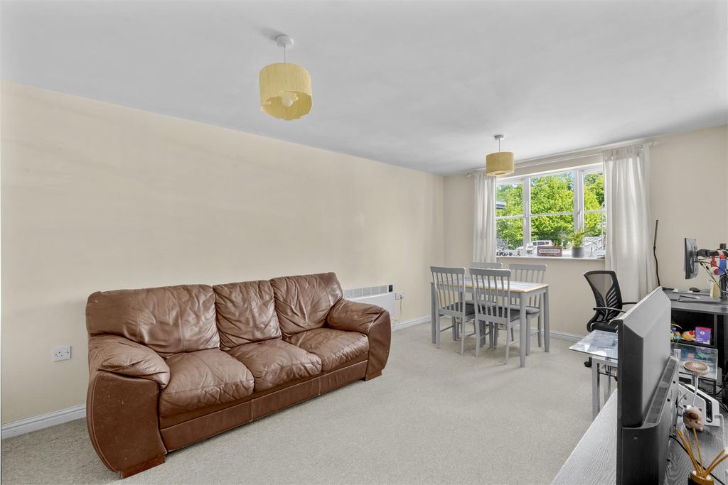 2 bed flat for salePrinces Gate, High Wycombe HP13 photo 2