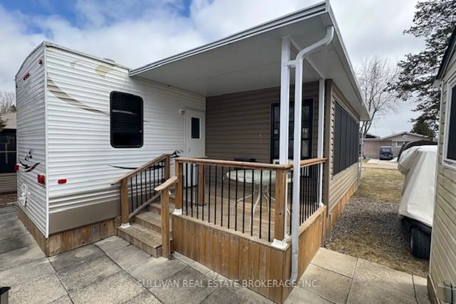 2071 Friendly Boulevard photo 4