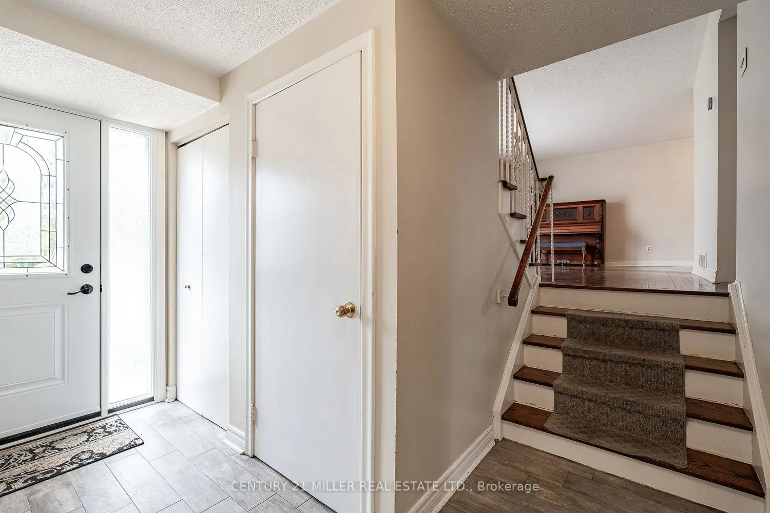 557 Trafford Crescent photo 2