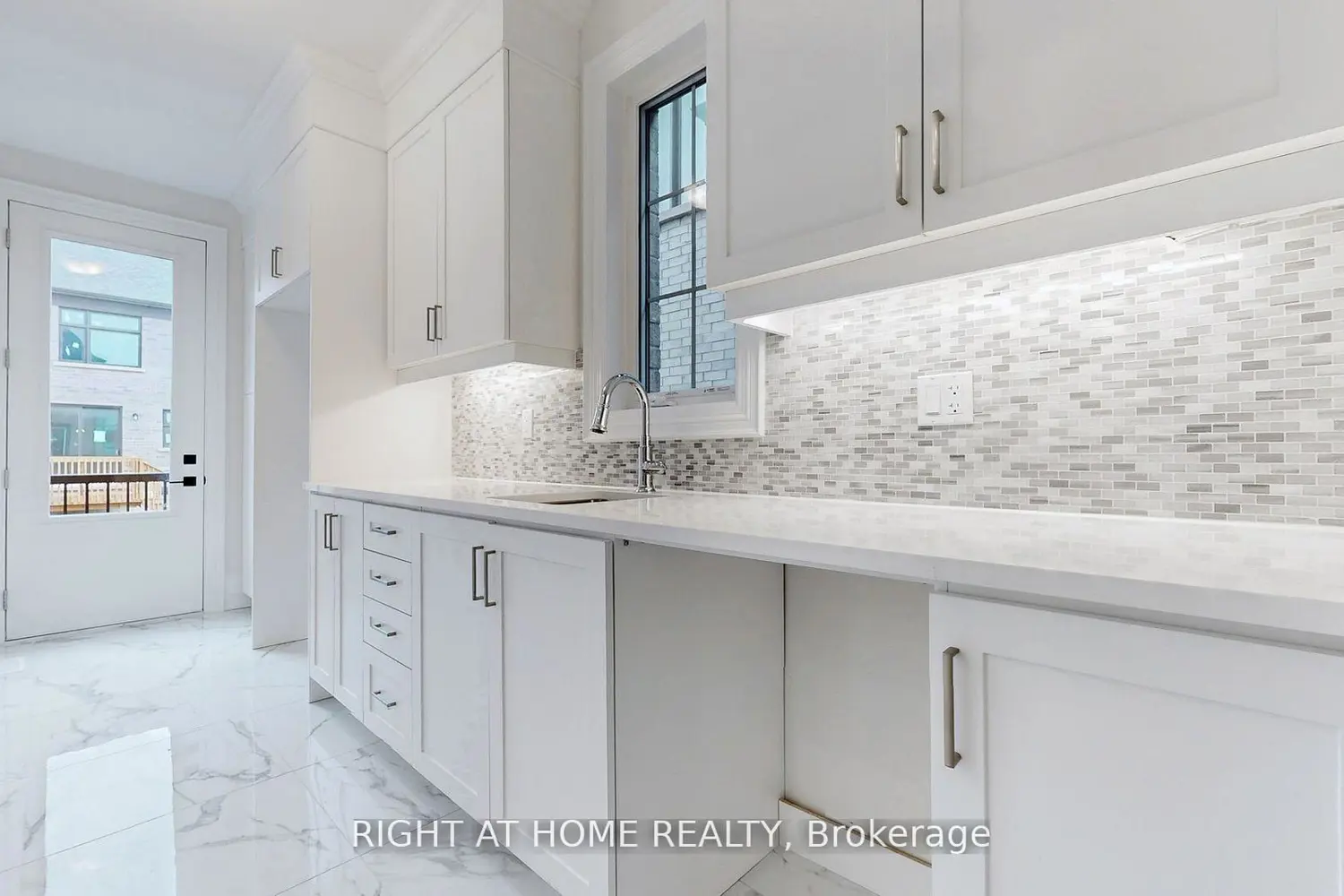 7 Adario Crescent photo 3