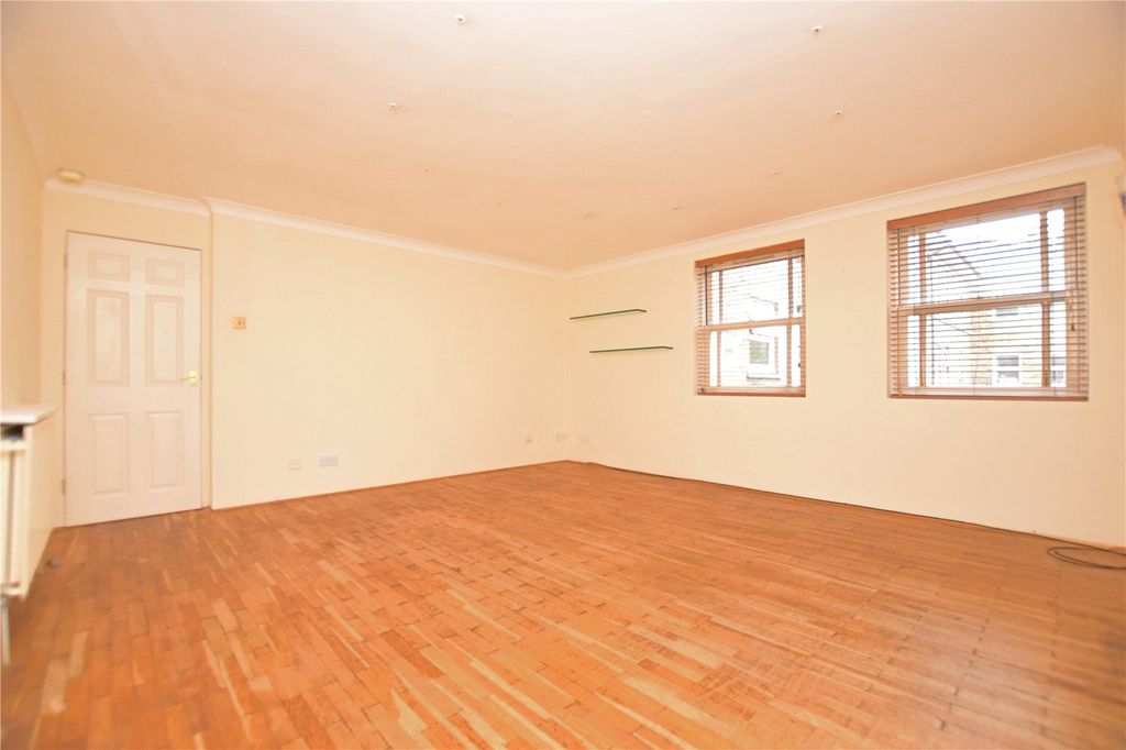 2 bed flat for saleDeerhurst Crescent, Hampton Hill TW12 photo 4