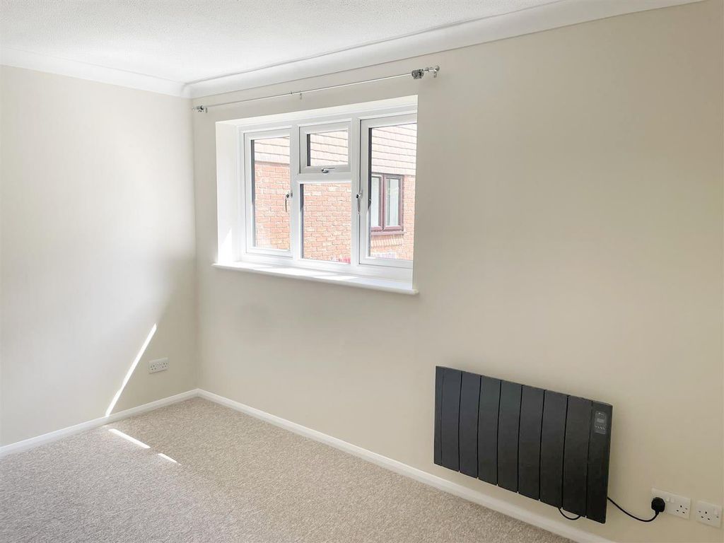 2 bed flat for saleStonegate Way, Heathfield TN21 photo 5