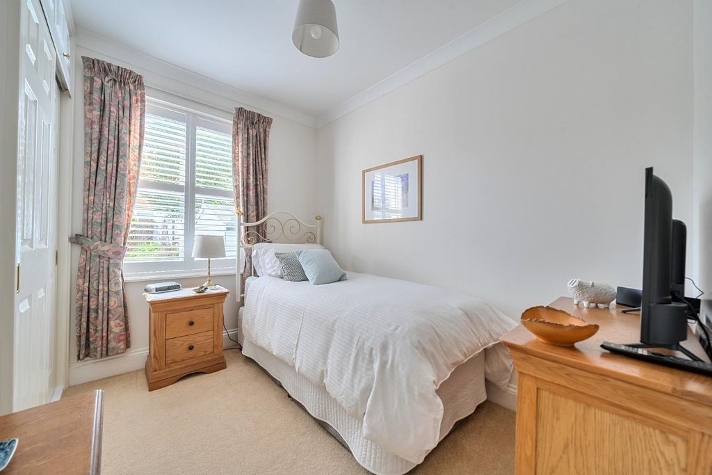 Additional image 8 of 2 bed flat for saleSinah Lane, Hayling Island PO11