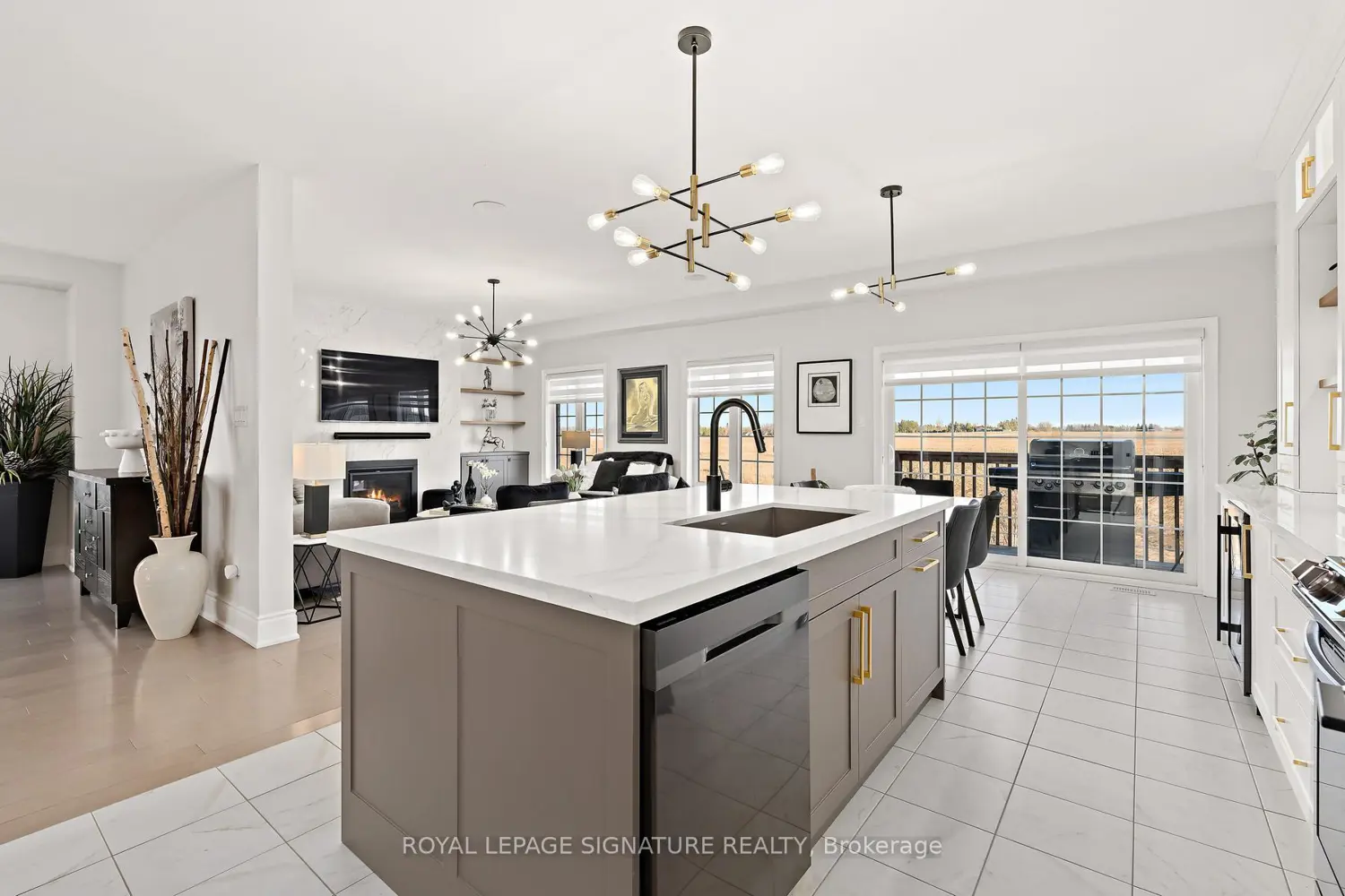 737 Gilmour Crescent photo 5