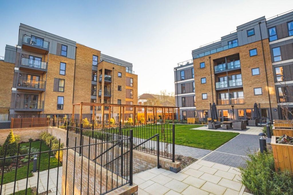 2 bed flat for saleEdward House, Pegs Lane, Hertford SG13