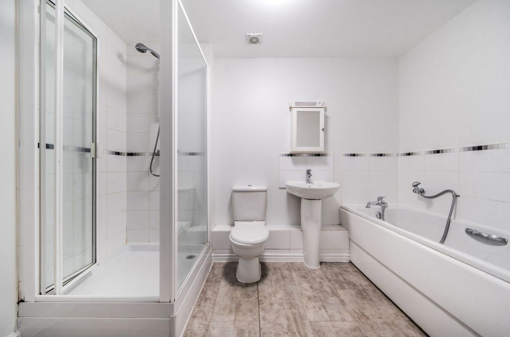 Additional image 11 of 2 bed flat for saleHaslemere, Surrey GU27