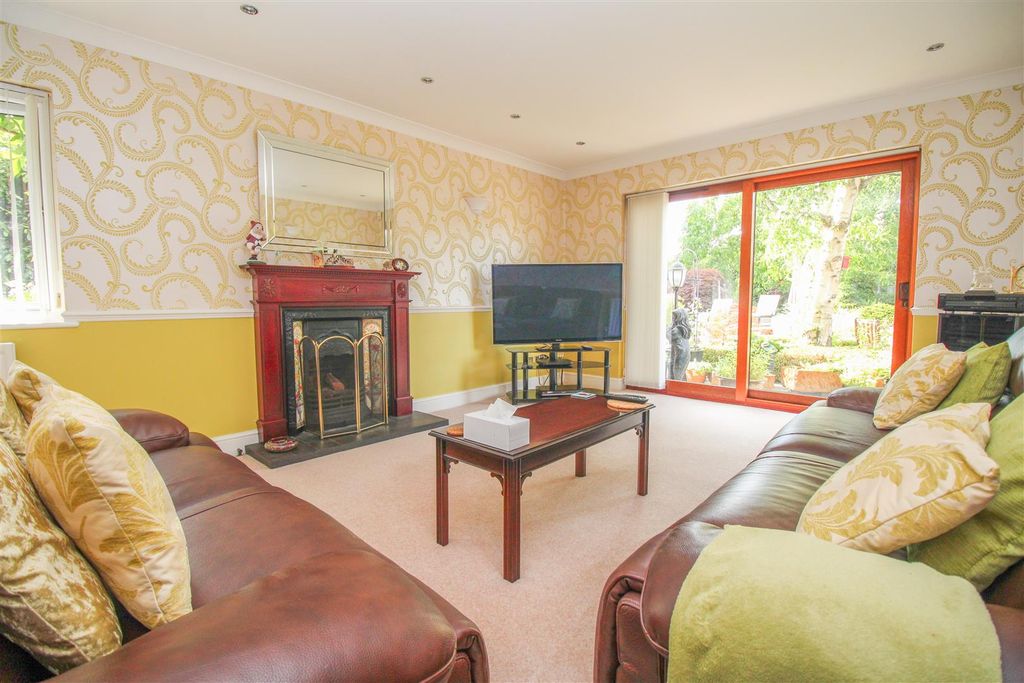 5 bed detached house for saleCommonside Road, Harlow CM18 photo 4