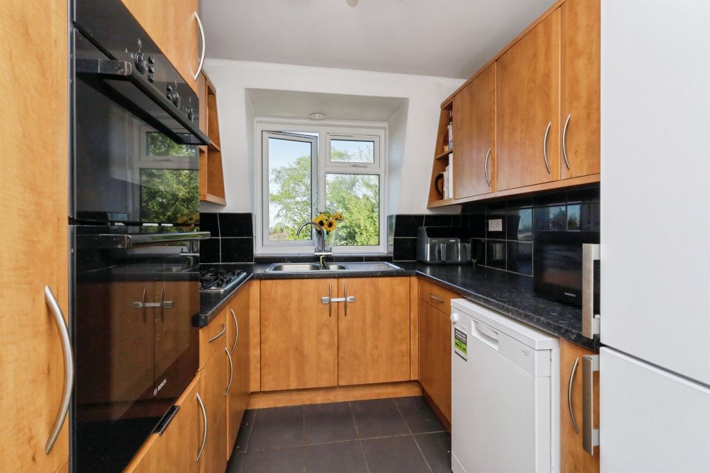 2 bed flat for saleMutton Hall Hill, Heathfield TN21 photo 5