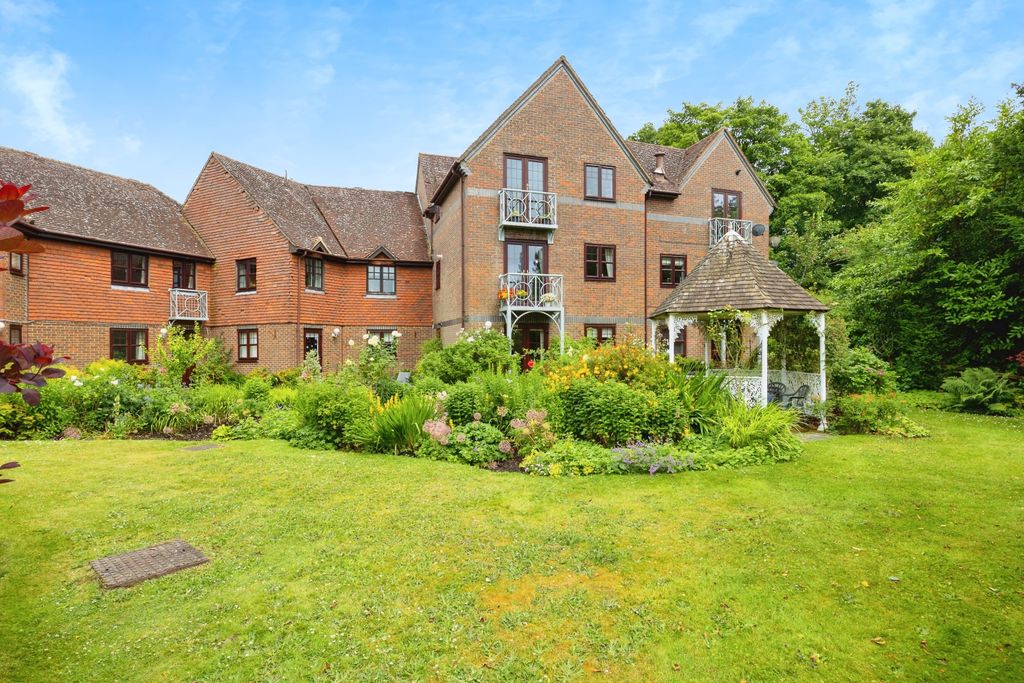 1 bed flat for saleBeaufield Gate, Three Gates Lane, Haslemere GU27