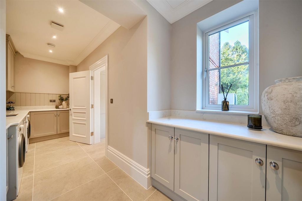 5 bed detached house for saleCritchmere Hill, Haslemere GU27 photo 5