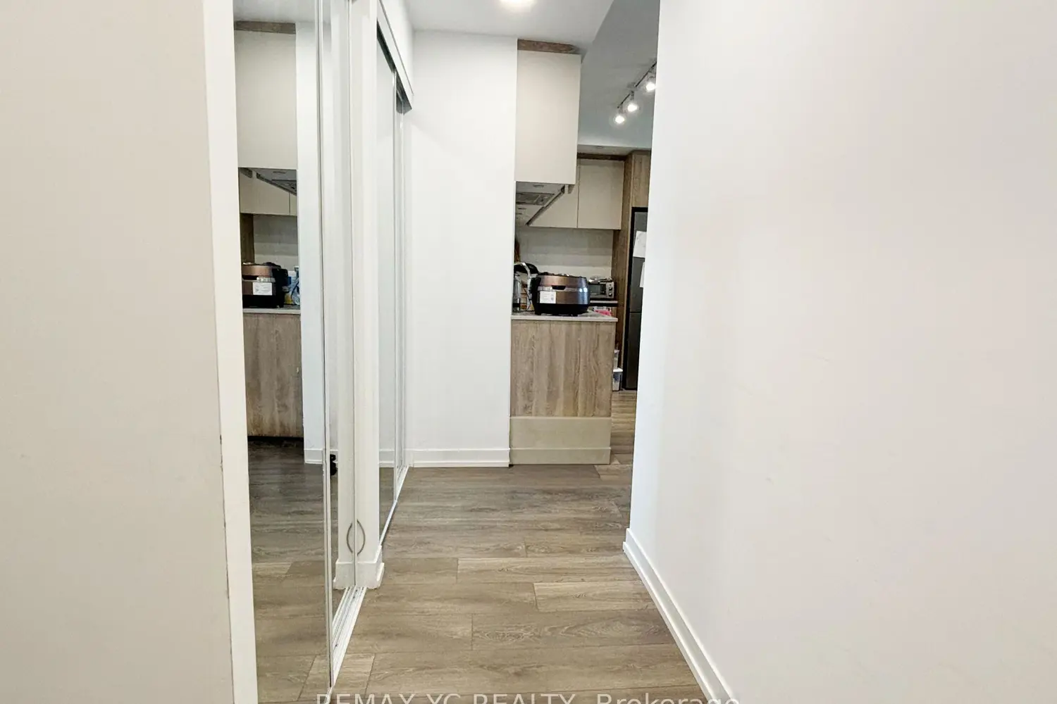 8 Beverley Glen Boulevard 324 photo 4