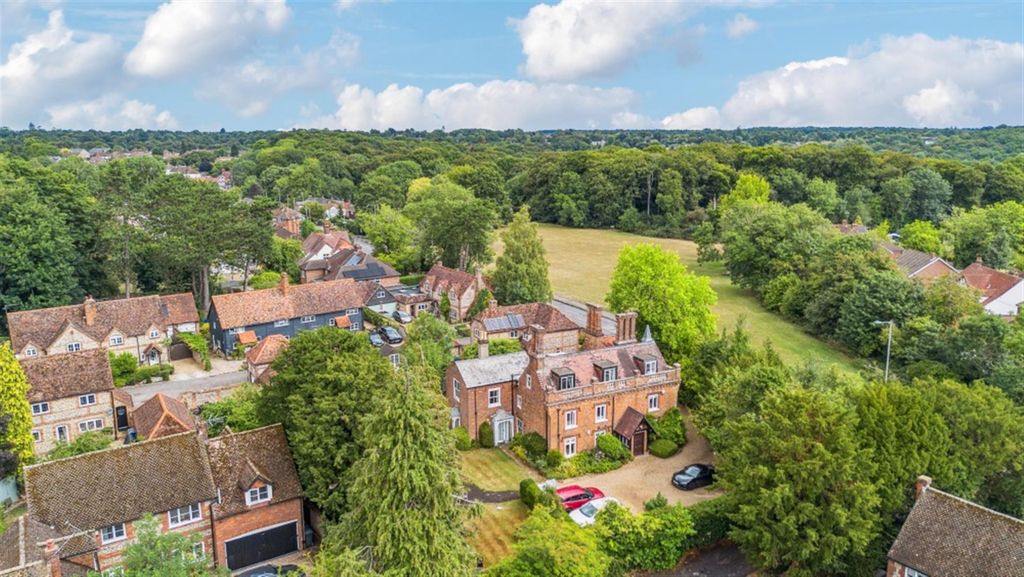 2 bed flat for saleTotteridge Lane, High Wycombe HP13