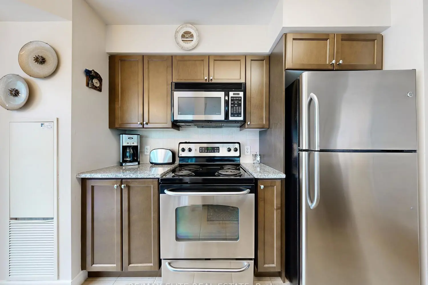 Additional image 17 of 30 Grand Trunk Crescent 1806