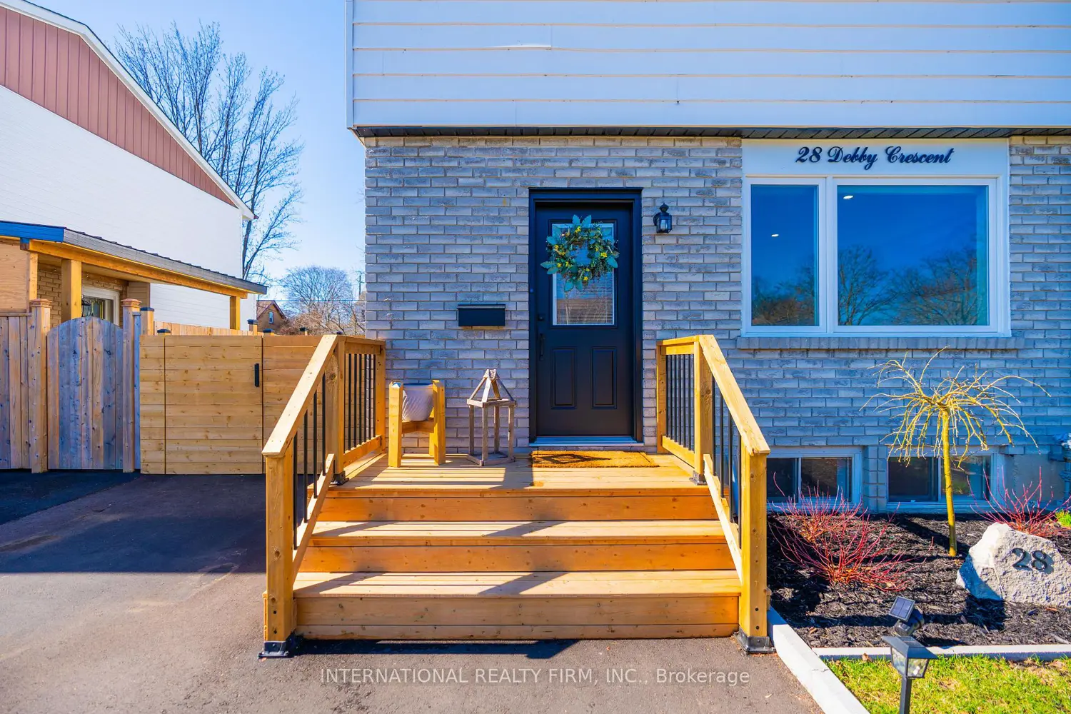 28 Debby Crescent photo 2