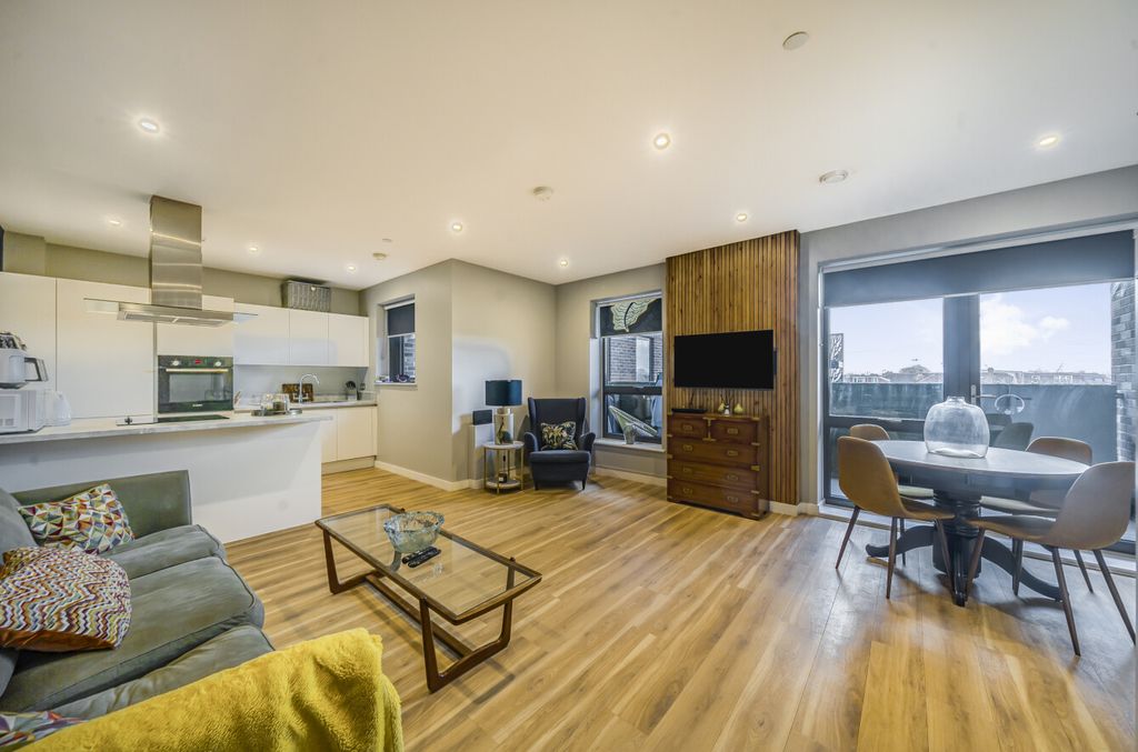 2 bed flat for saleNew Bell House, 4 Earl Haig Close, Hounslow TW4