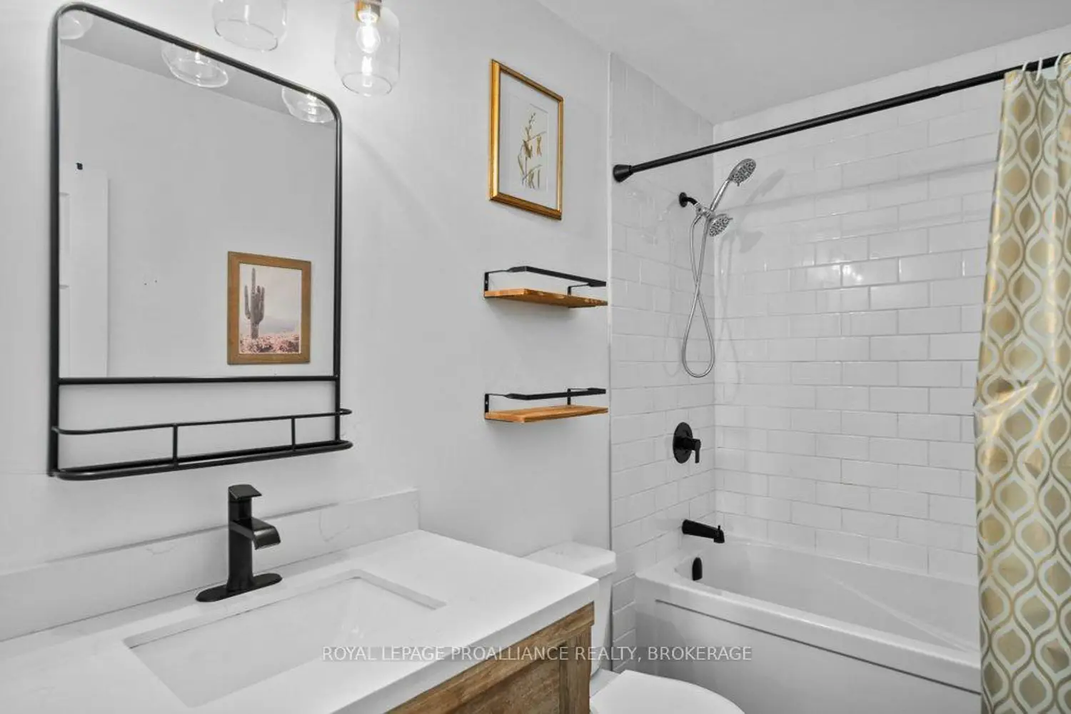 590 Macdonnell Street photo 5
