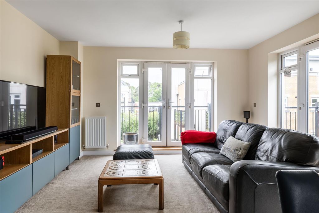2 bed flat for saleRenfields, Haywards Heath RH16 photo 4