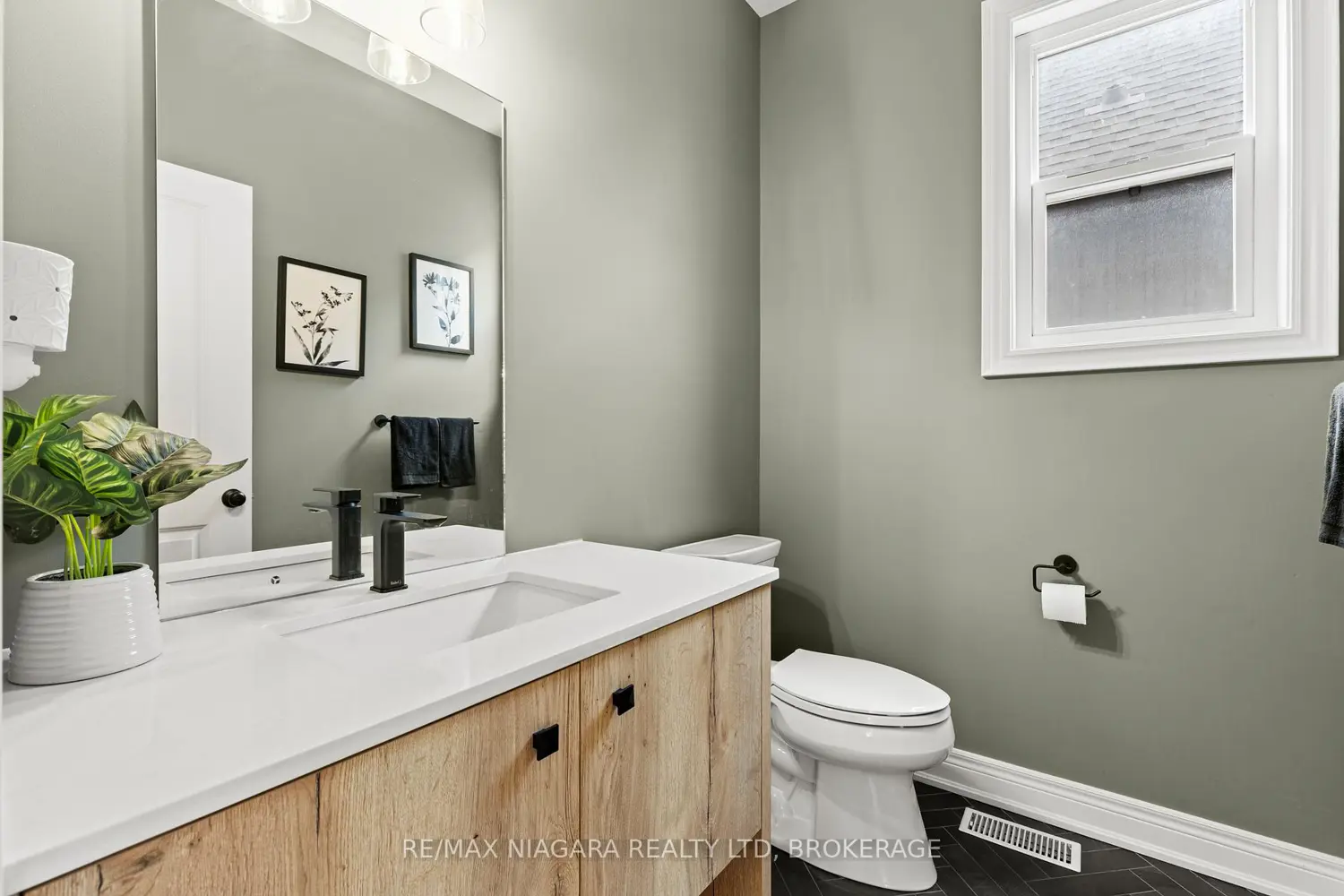 3549 Canfield Crescent photo 3