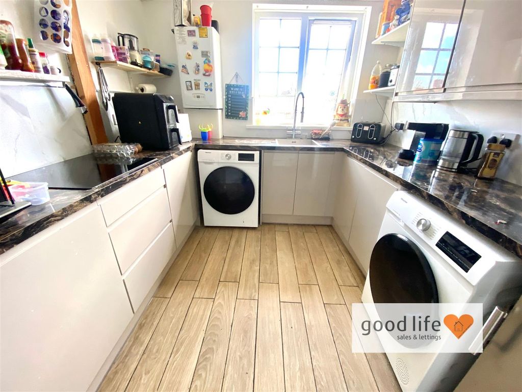 2 bed flat for saleAnglesey Road, Farringdon, Sunderland SR3 photo 4