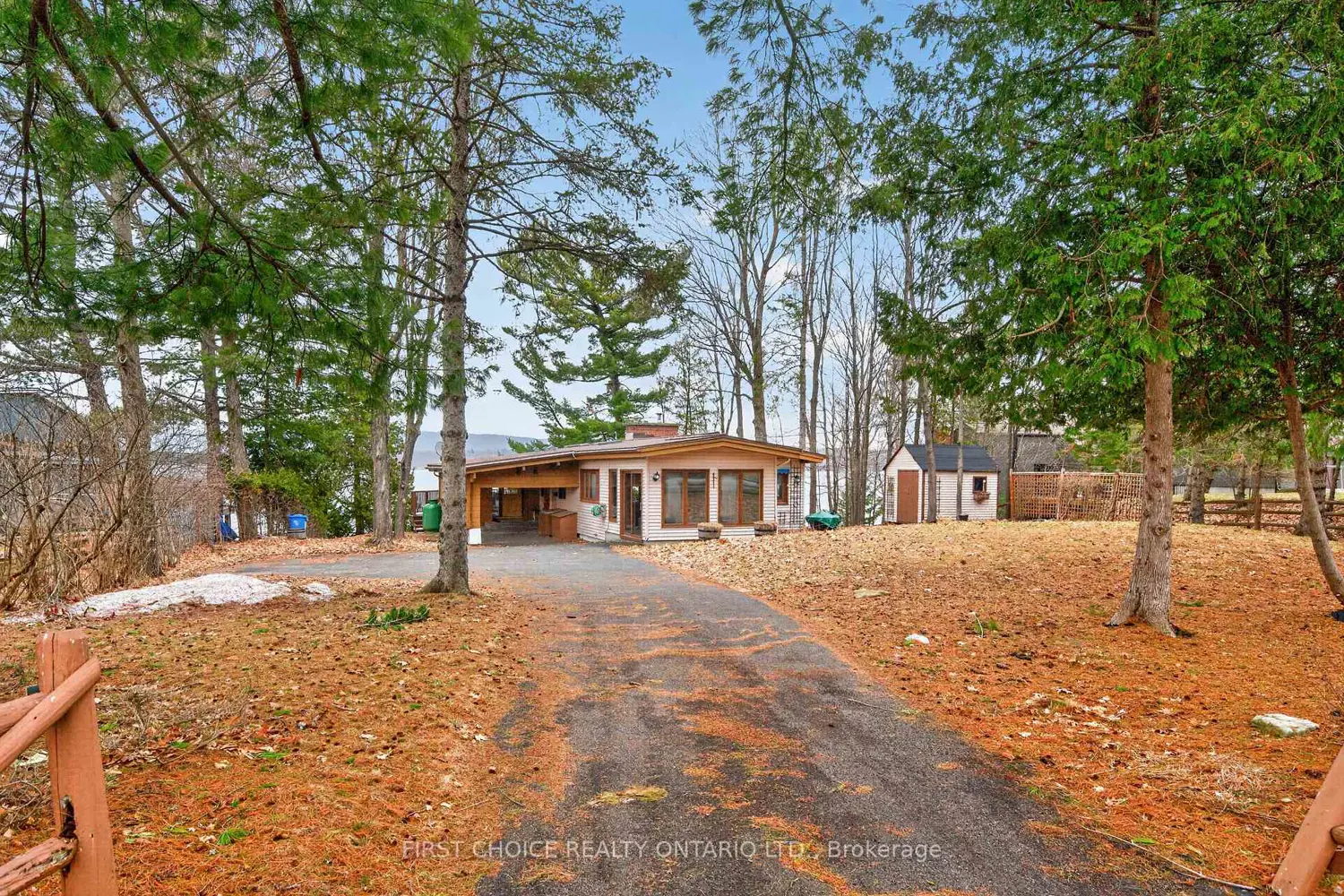 2890 Barlow Crescent photo 3