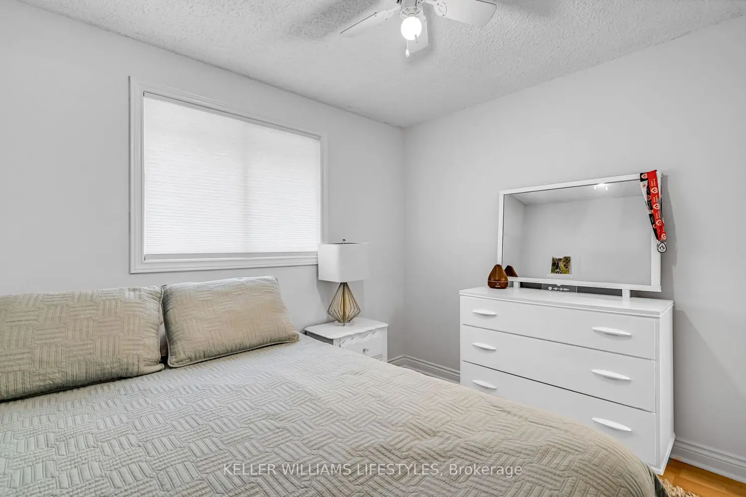 350 Highview Crescent photo 3