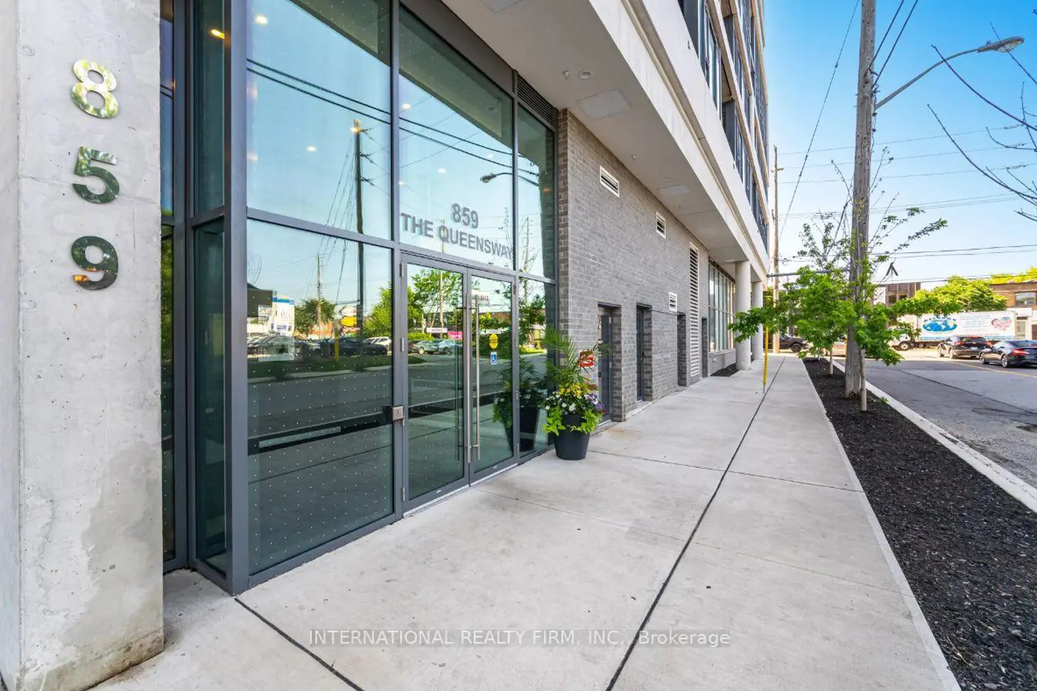 859 The Queensway 710 photo 2