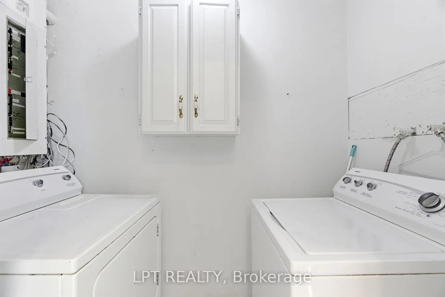 7597 Biddulph Street photo 5