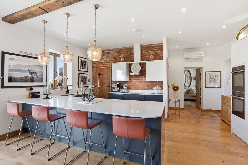 3 bed barn conversion for saleThree Arch Barn, Botley Hill, Henley In Arden B95 photo 5
