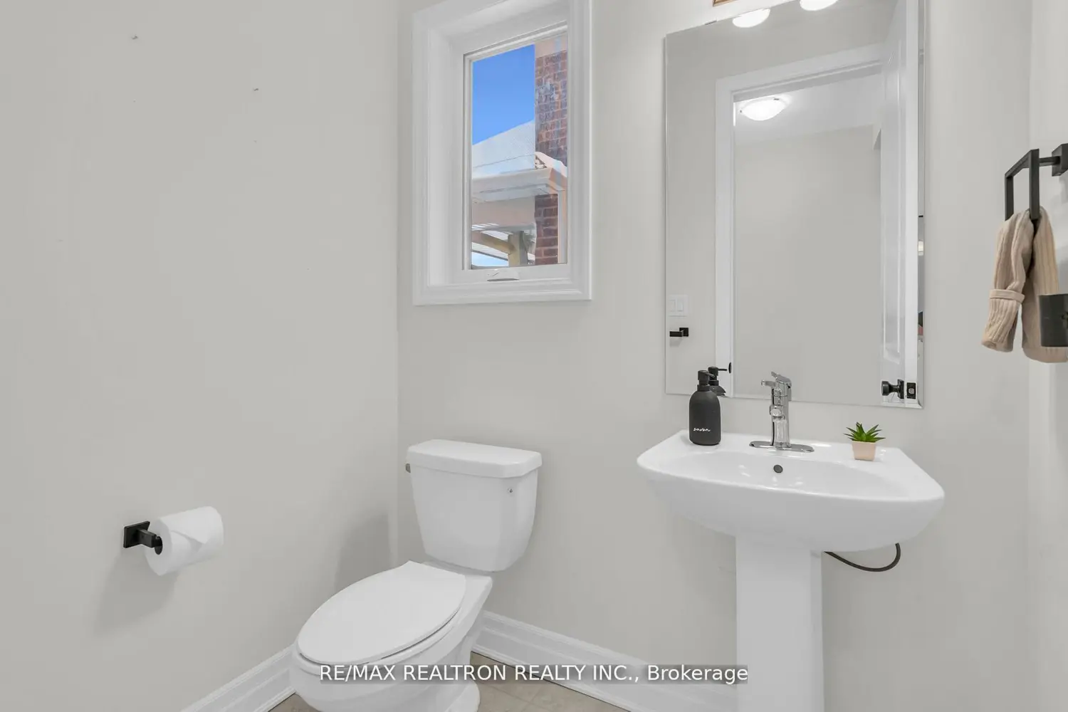 669 Newlove Street photo 2