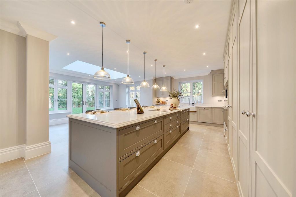 5 bed detached house for saleCritchmere Hill, Haslemere GU27 photo 2
