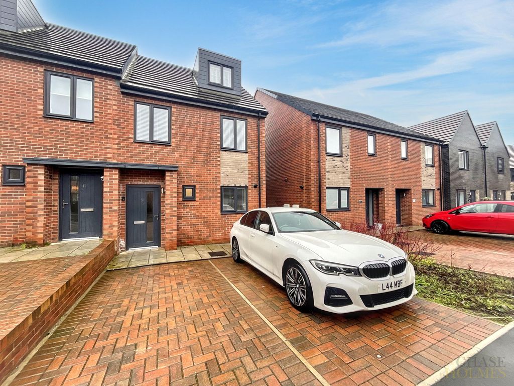 3 bed semi-detached house for saleRobin Close, Hebburn NE31 photo 4