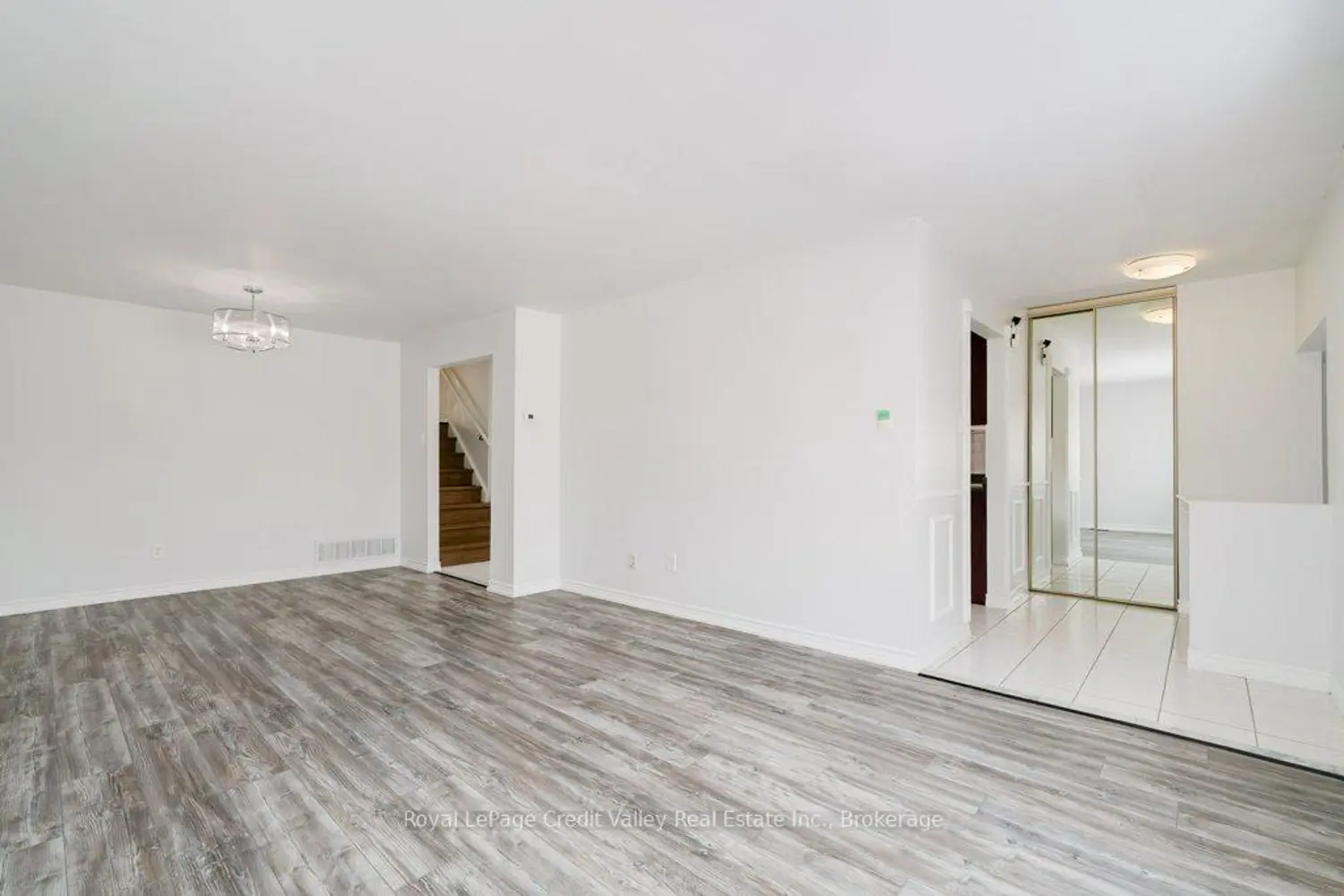 376 Hansen Road photo 2