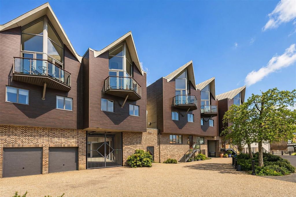Additional image 2 of 2 bed flat for saleDolphin Yard, Maidenhead Street, Hertford SG14