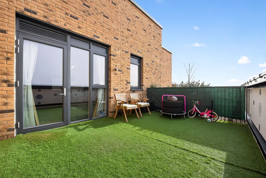 Additional image 20 of 3 bed flat for saleAlexandra Road, Hounslow TW3
